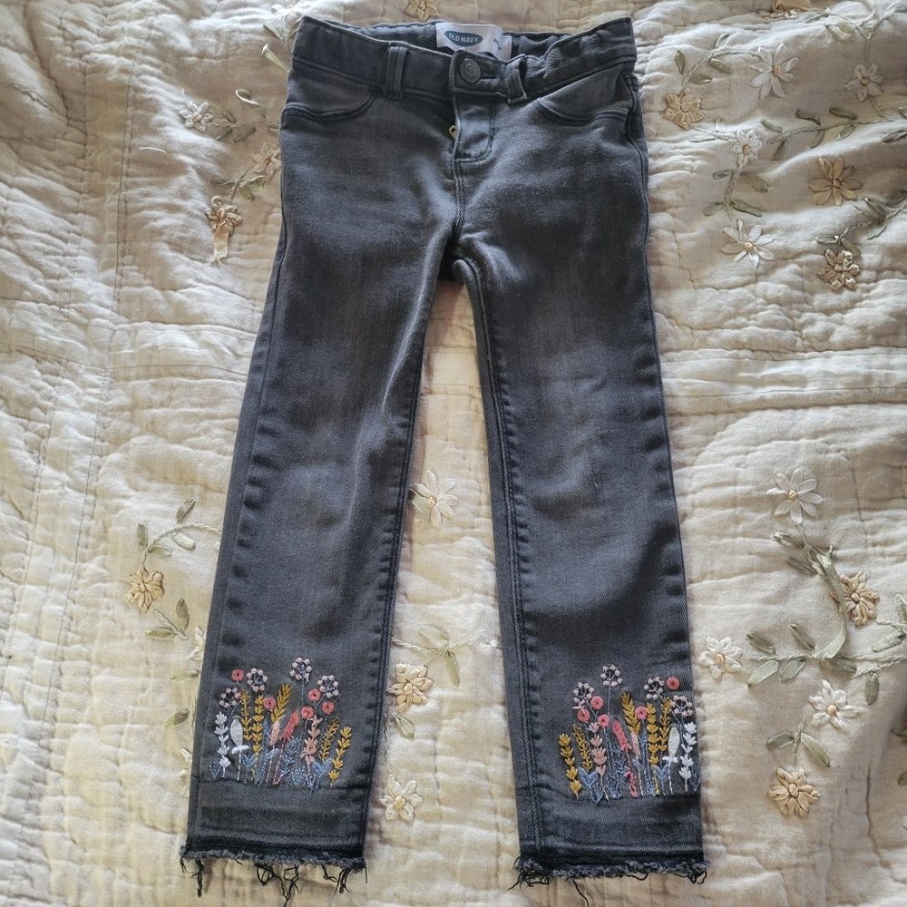 Old Navy Girls Black Strait Leg Jeans With Bo ttom Flower Embroidery Size 3T